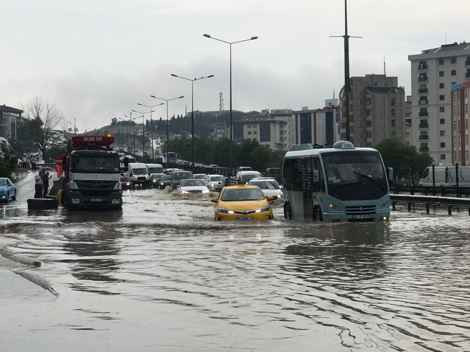 Pendik'te sağanak yağış