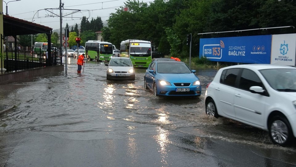 Pendik'te sağanak yağış