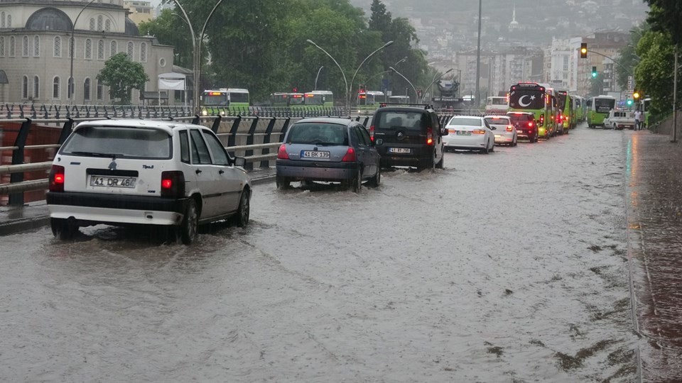 Pendik'te sağanak yağış