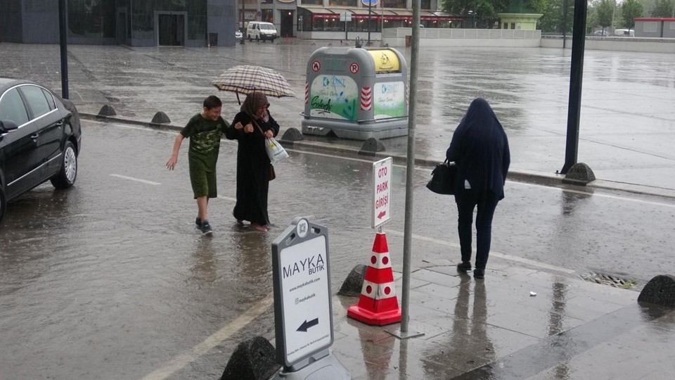 Pendik'te sağanak yağış