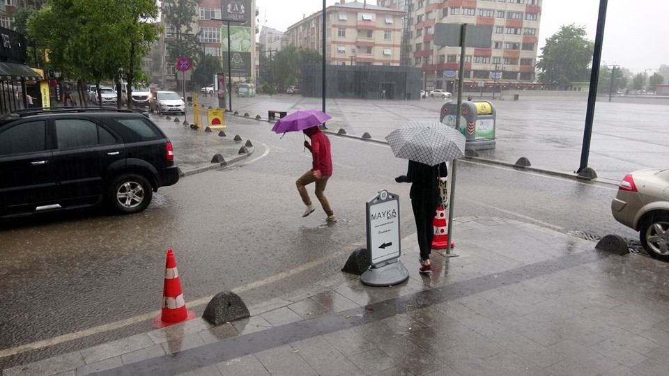 Pendik'te sağanak yağış