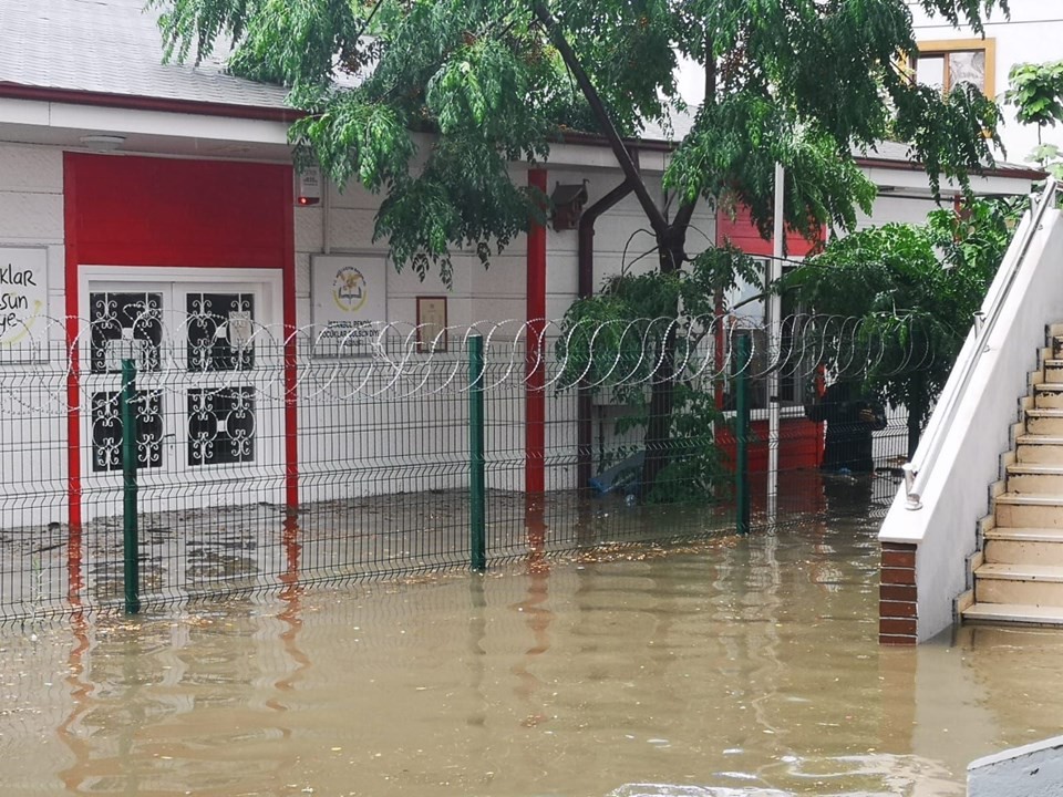 Pendik'te sağanak yağış