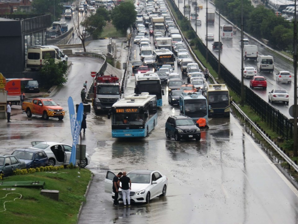 Pendik'te sağanak yağış