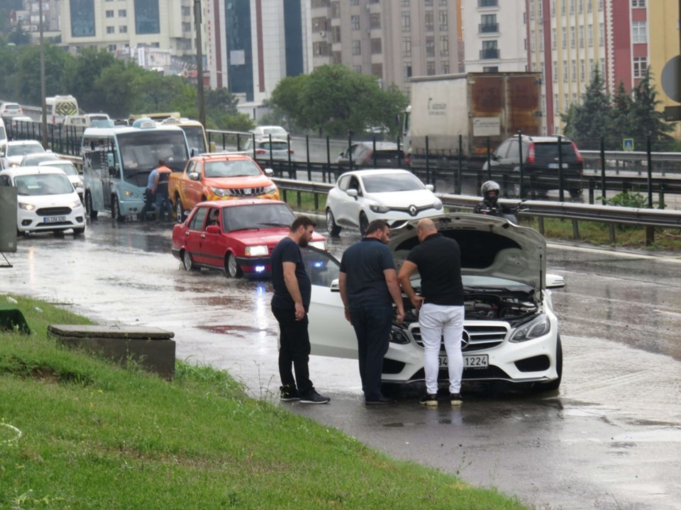 Pendik'te sağanak yağış