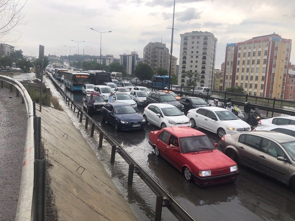 Pendik'te sağanak yağış