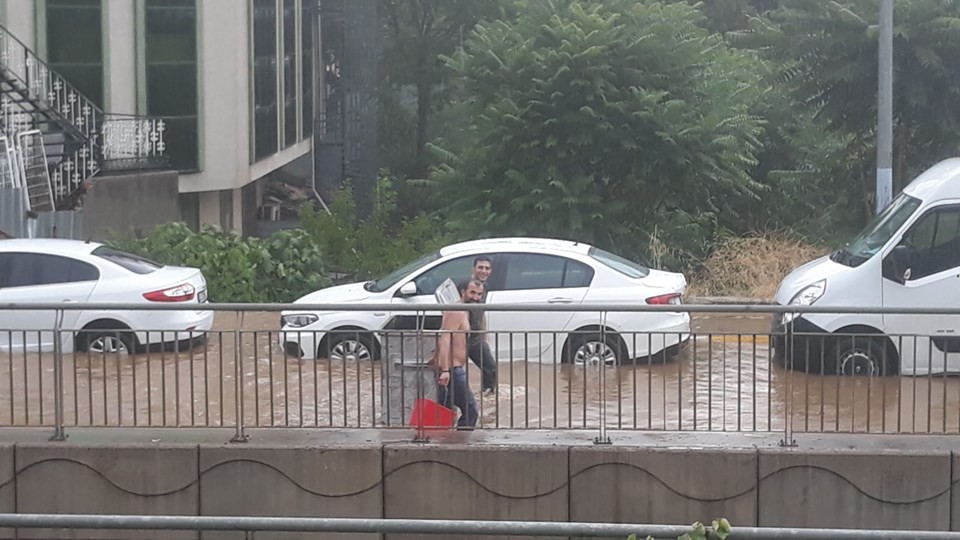 Pendik'te sağanak yağış