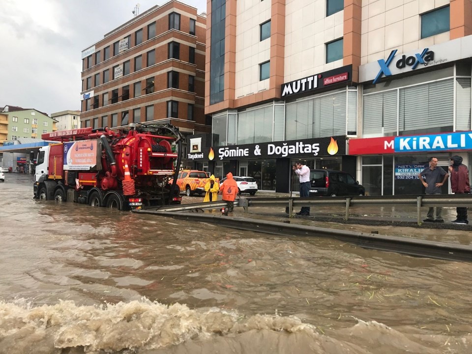 Pendik'te sağanak yağış