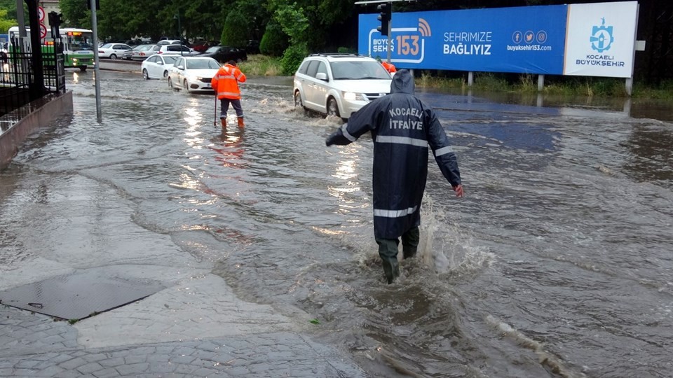 Pendik'te sağanak yağış