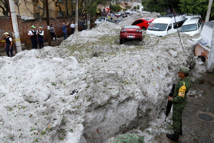 30 derecede dolu yağdı