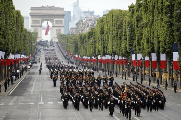 Paris'te gövde gösterisi! 