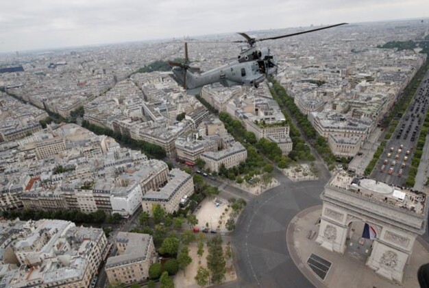 Paris'te gövde gösterisi! 