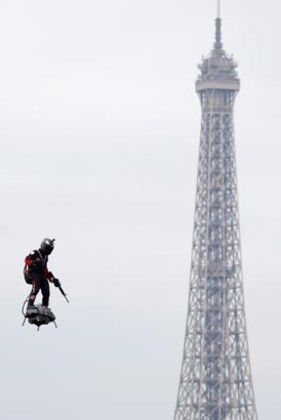 Paris'te gövde gösterisi! 