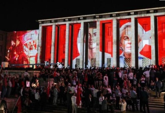 Ünlü isimlerden 15 Temmuz paylaşımları