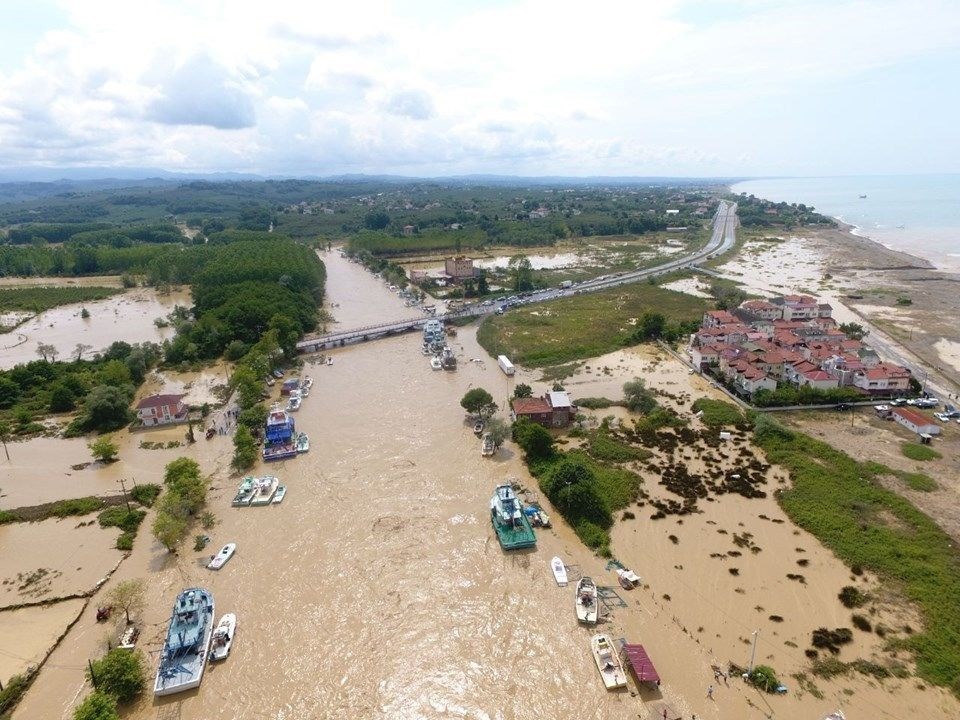 Düzce'de sel ve heyelan: Kayıp 7 kişiden birinin cesedi bulundu 