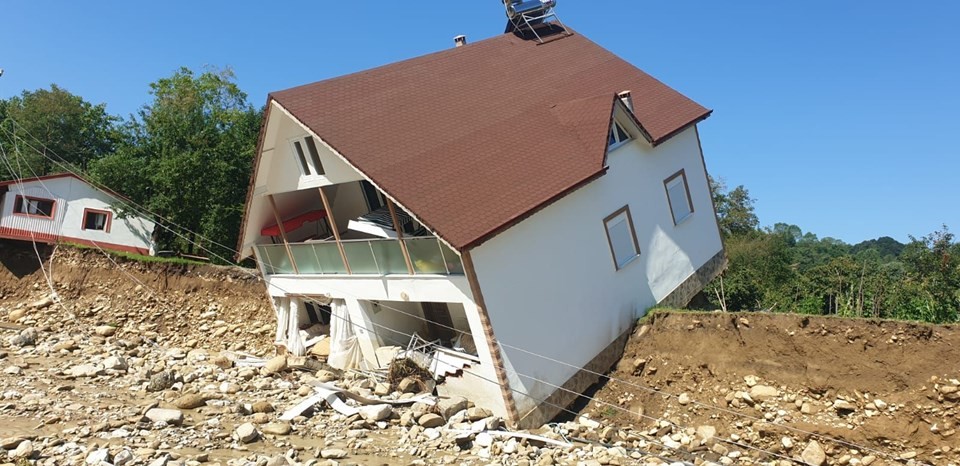 Düzce'de sel ve heyelan: Kayıp 7 kişiden birinin cesedi bulundu 