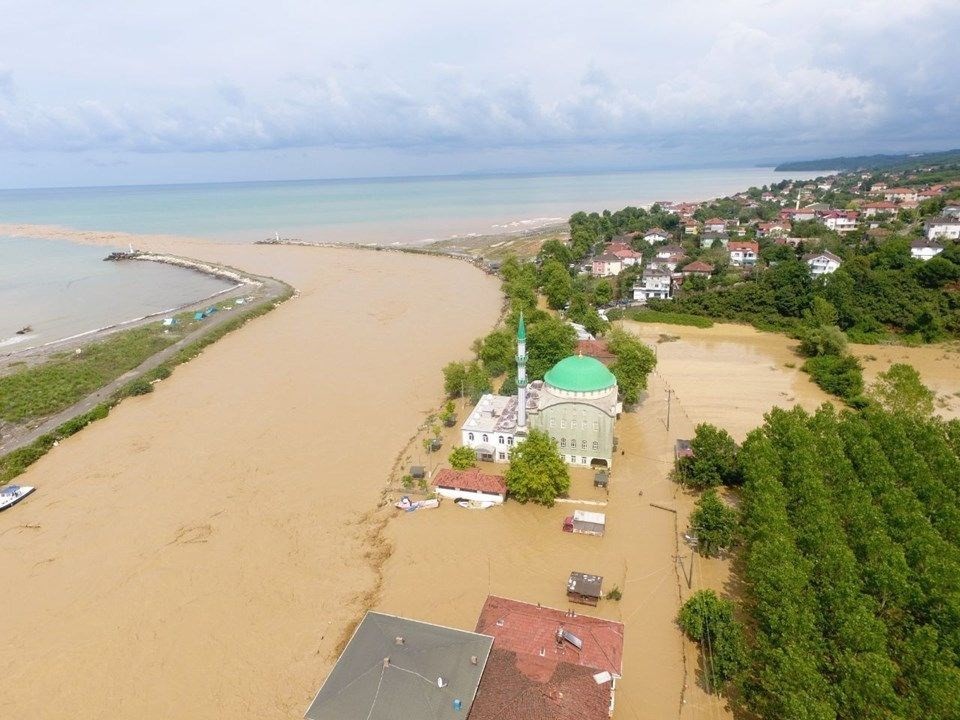 Düzce'de sel ve heyelan: Kayıp 7 kişiden birinin cesedi bulundu 