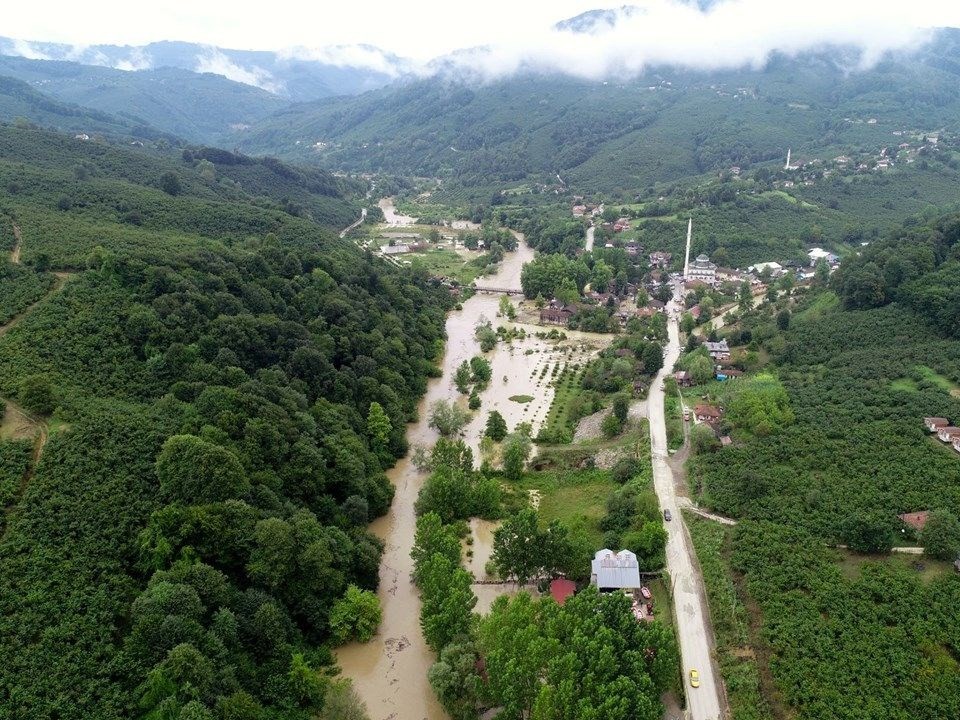 Düzce'de sel ve heyelan: Kayıp 7 kişiden birinin cesedi bulundu 