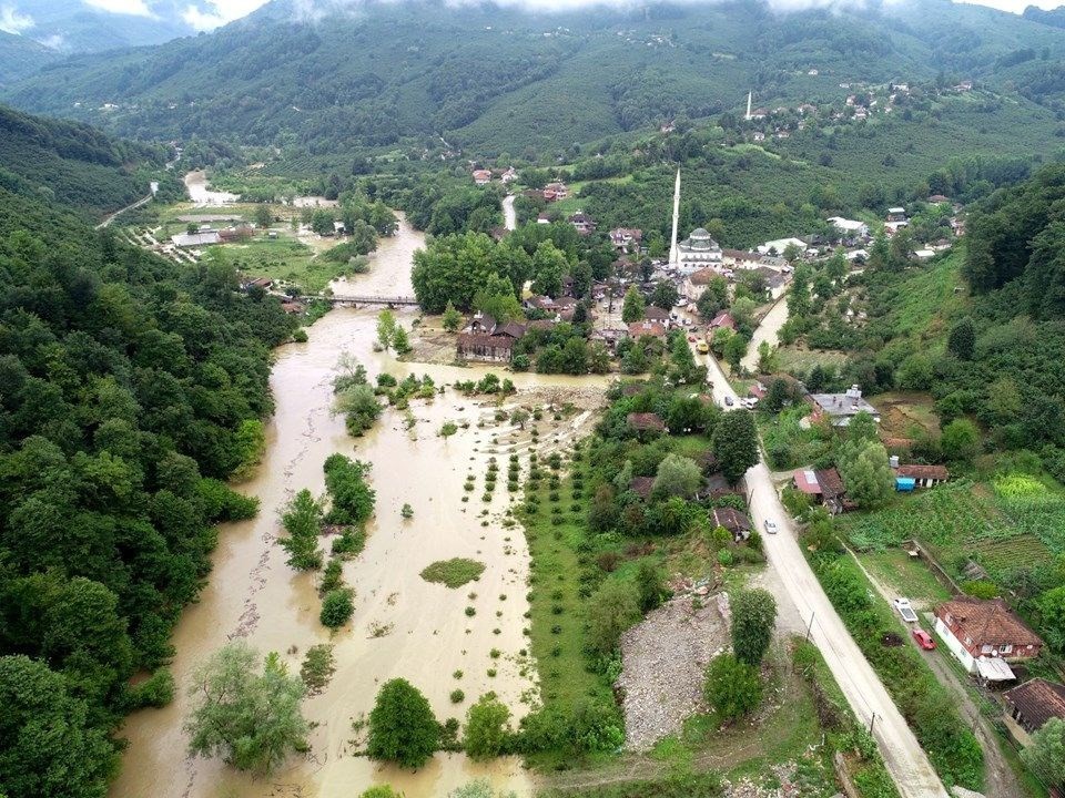 Düzce'de sel ve heyelan: Kayıp 7 kişiden birinin cesedi bulundu 