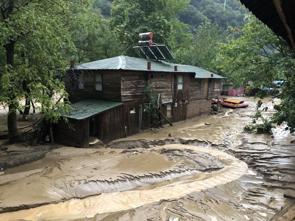 Düzce'de sel ve heyelan: Kayıp 7 kişiden birinin cesedi bulundu 