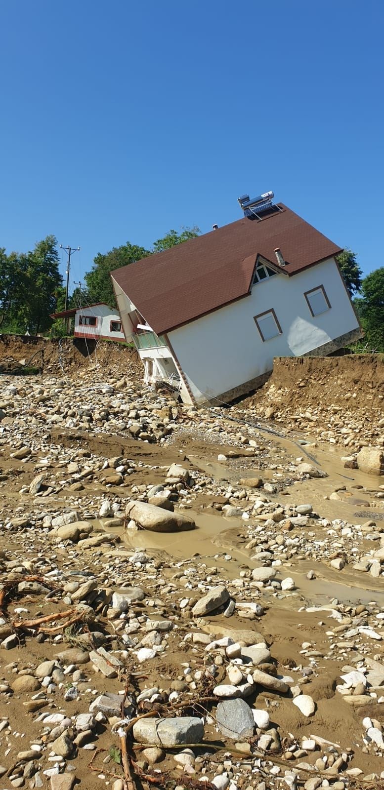 Düzce'de sel ve heyelan: Kayıp 7 kişiden birinin cesedi bulundu 