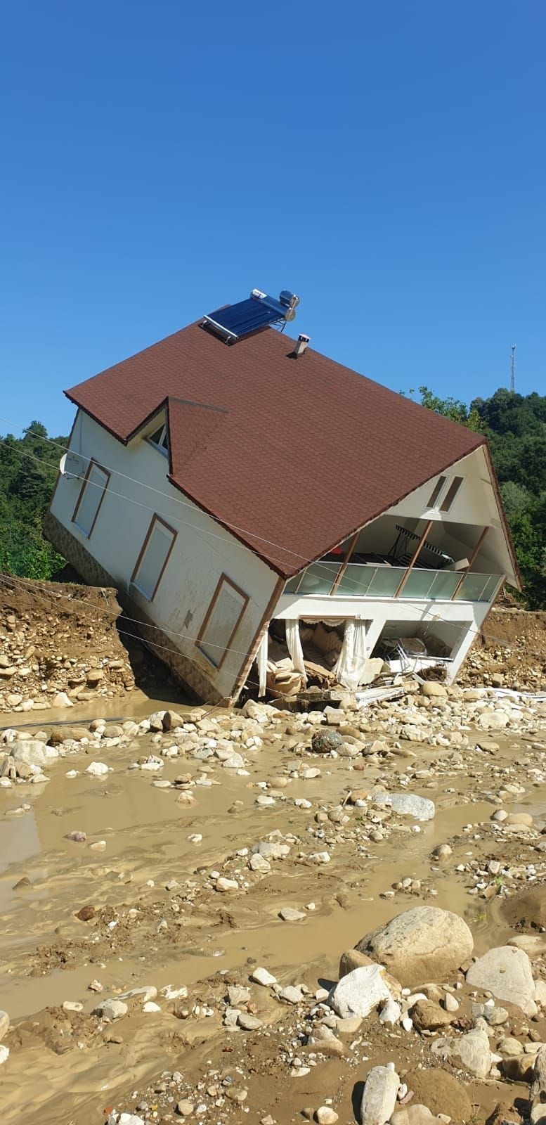 Düzce'de sel ve heyelan: Kayıp 7 kişiden birinin cesedi bulundu 