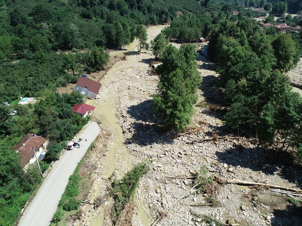 Düzce'de sel ve heyelan: Kayıp 7 kişiden birinin cesedi bulundu 