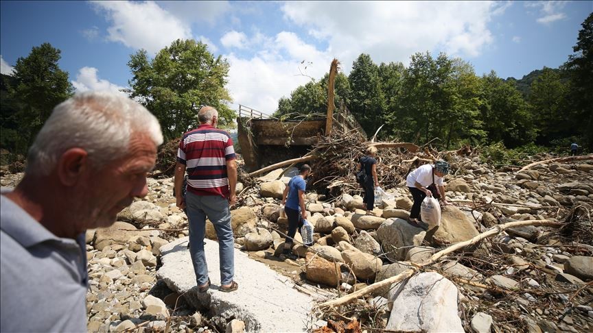 Düzce'de sel ve heyelan: Kayıp 7 kişiden birinin cesedi bulundu 