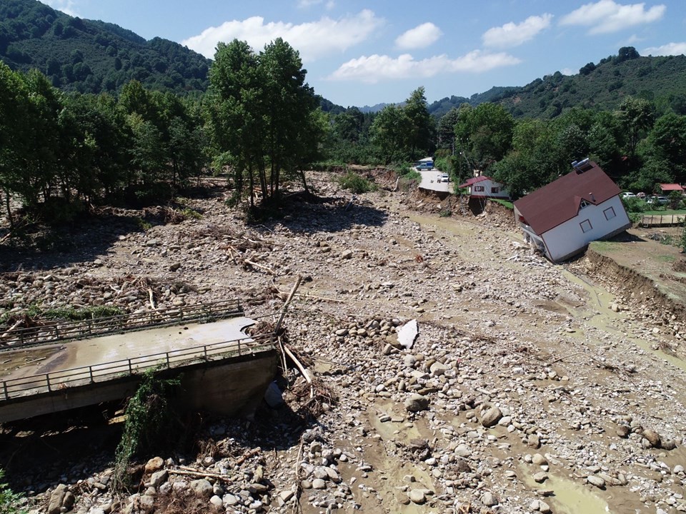 Düzce'de sel ve heyelan: Kayıp 7 kişiden birinin cesedi bulundu 