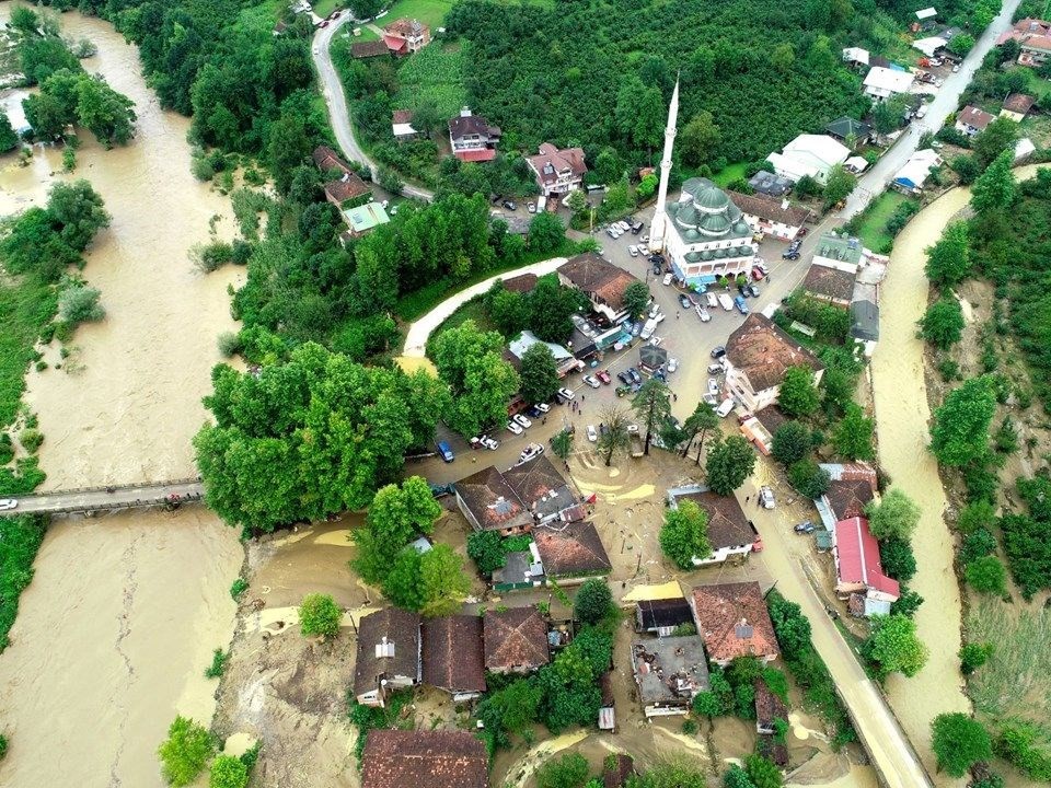 Düzce'de sel ve heyelan: Kayıp 7 kişiden birinin cesedi bulundu 