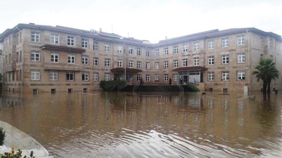 Düzce'de sel ve heyelan: Kayıp 7 kişiden birinin cesedi bulundu 