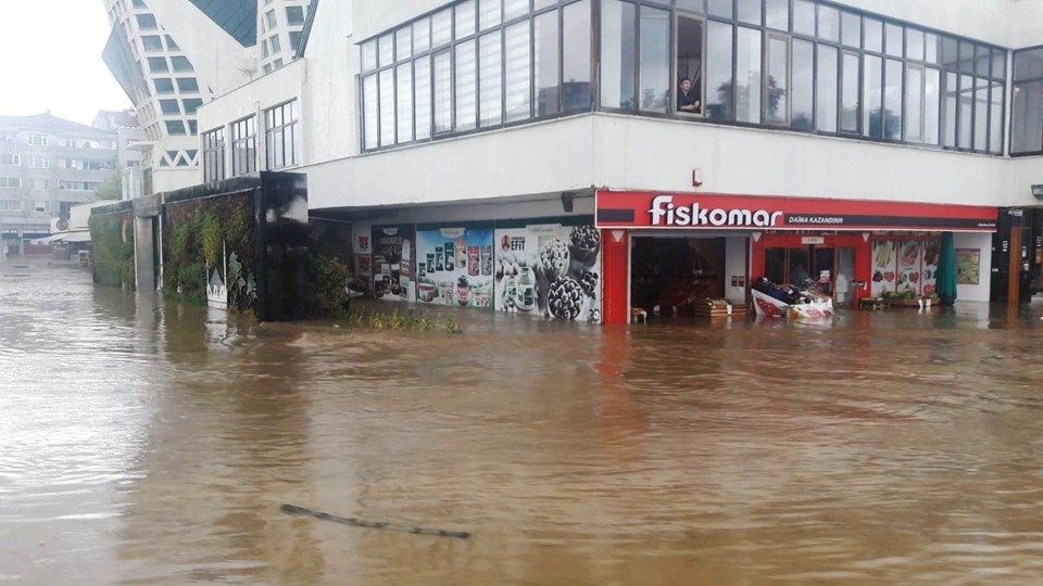 Düzce'de sel ve heyelan: Kayıp 7 kişiden birinin cesedi bulundu 