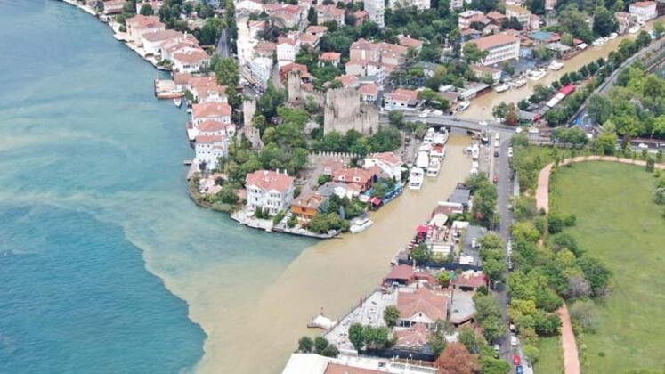 İstanbul Boğazı renk değiştirdi