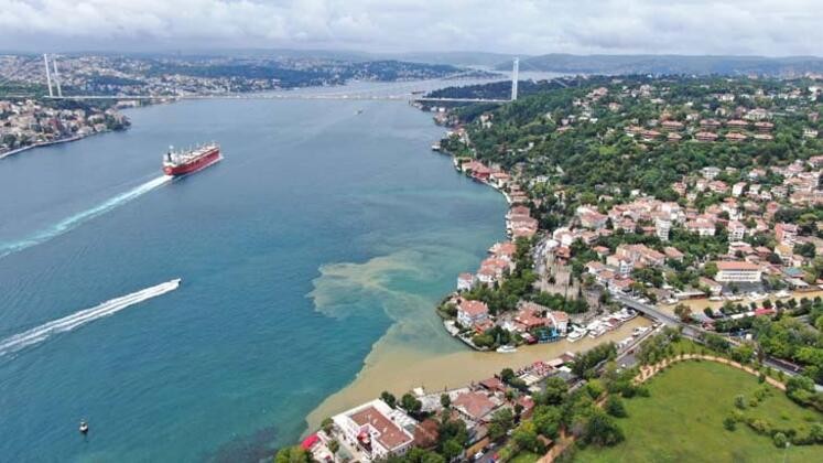 İstanbul Boğazı renk değiştirdi