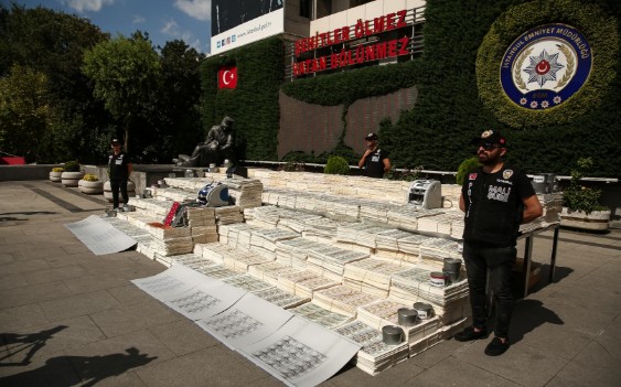 Sahte dolarlar emniyetin bahçesinde sergileniyor