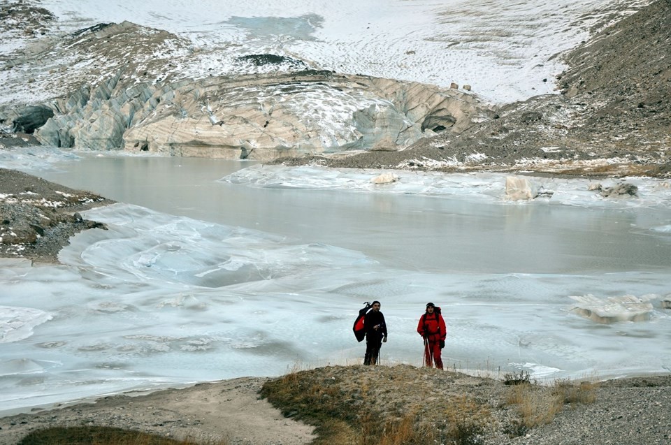 Hakkari'de 20 bin yıllık Cilo buzları eriyor