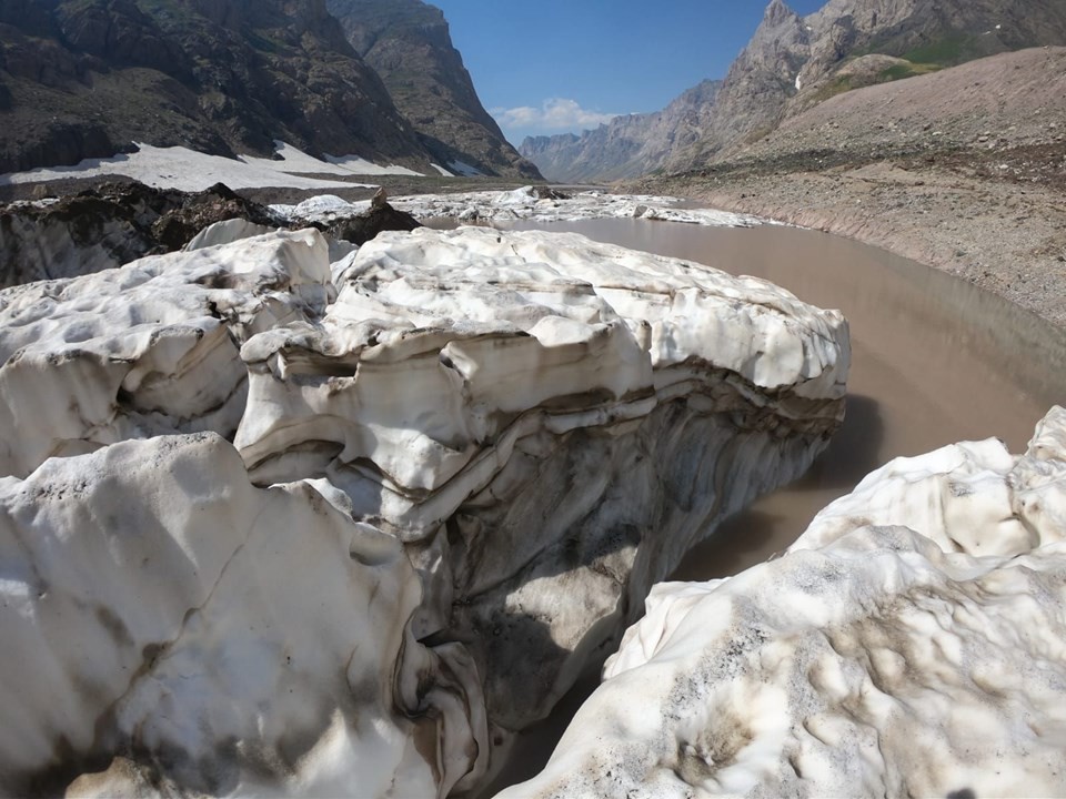 Hakkari'de 20 bin yıllık Cilo buzları eriyor