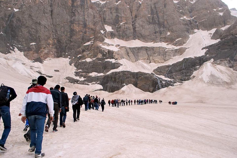 Hakkari'de 20 bin yıllık Cilo buzları eriyor