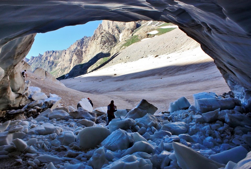 Hakkari'de 20 bin yıllık Cilo buzları eriyor