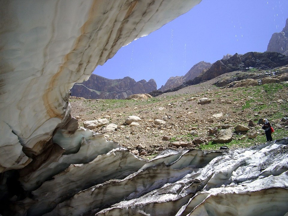 Hakkari'de 20 bin yıllık Cilo buzları eriyor