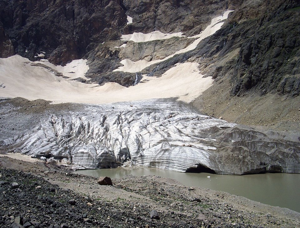 Hakkari'de 20 bin yıllık Cilo buzları eriyor