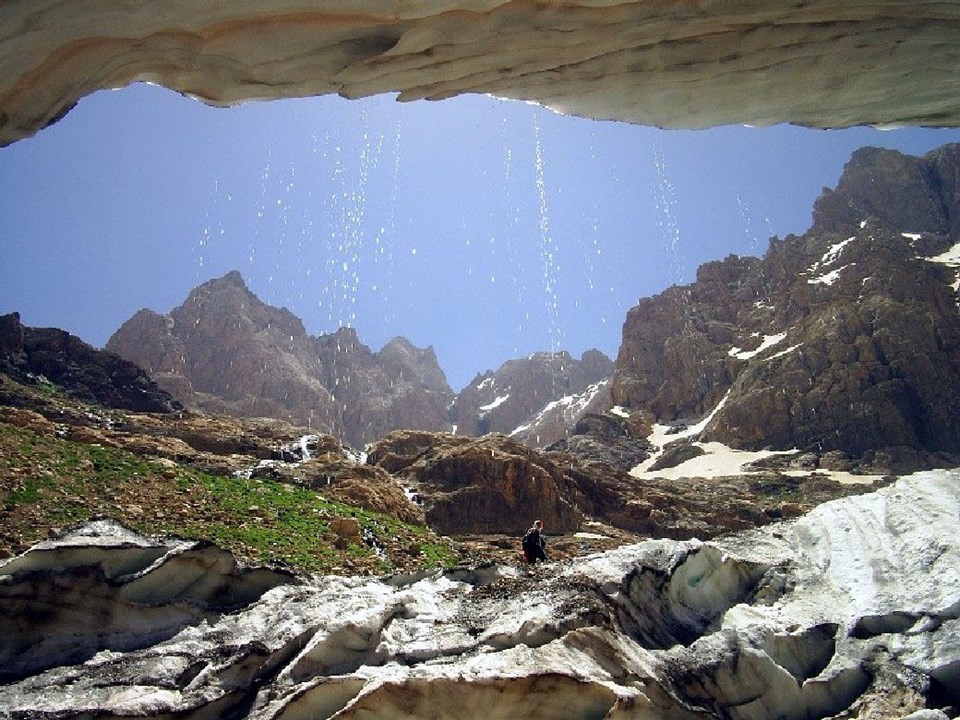 Hakkari'de 20 bin yıllık Cilo buzları eriyor