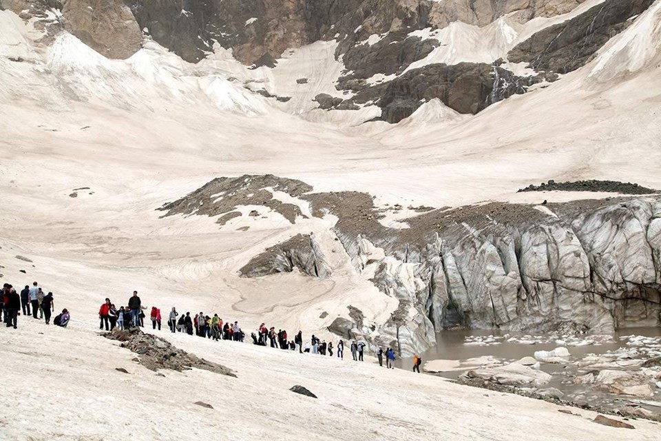 Hakkari'de 20 bin yıllık Cilo buzları eriyor