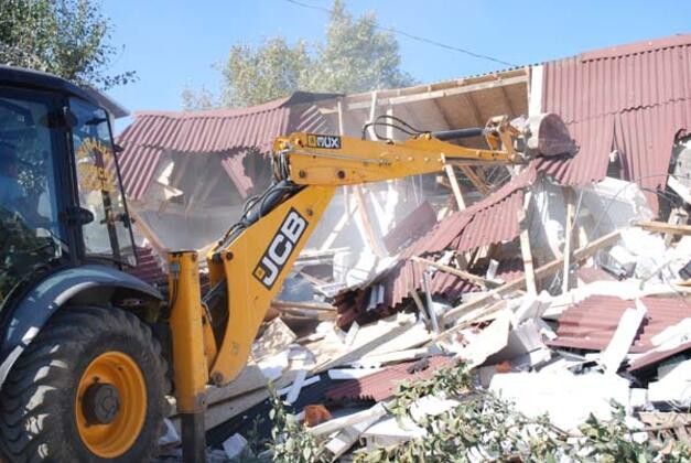 İstanbul'da yüzlerce kaçak yapı yıkıldı