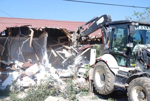 İstanbul'da yüzlerce kaçak yapı yıkıldı