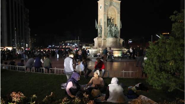 İstanbullular geceyi parklarda geçirdi