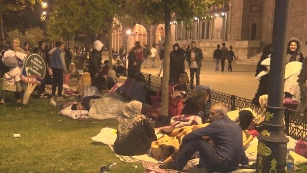 İstanbullular geceyi parklarda geçirdi