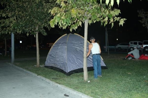 İstanbullular geceyi parklarda geçirdi