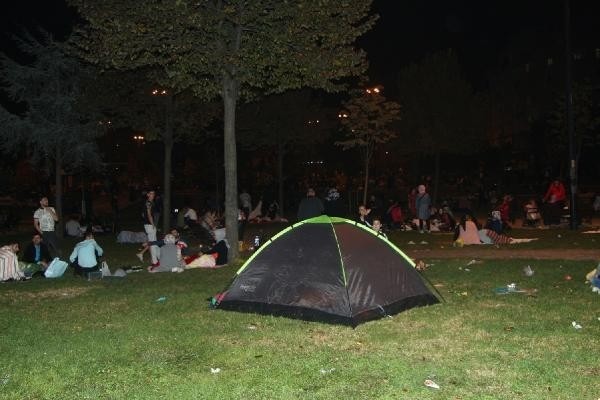 İstanbullular geceyi parklarda geçirdi