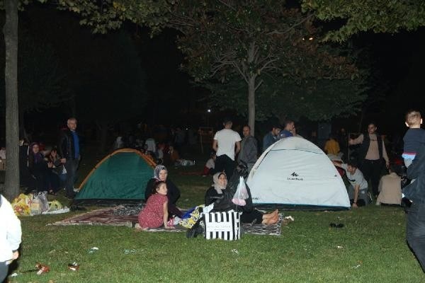 İstanbullular geceyi parklarda geçirdi