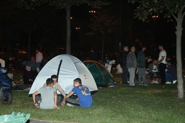 İstanbullular geceyi parklarda geçirdi